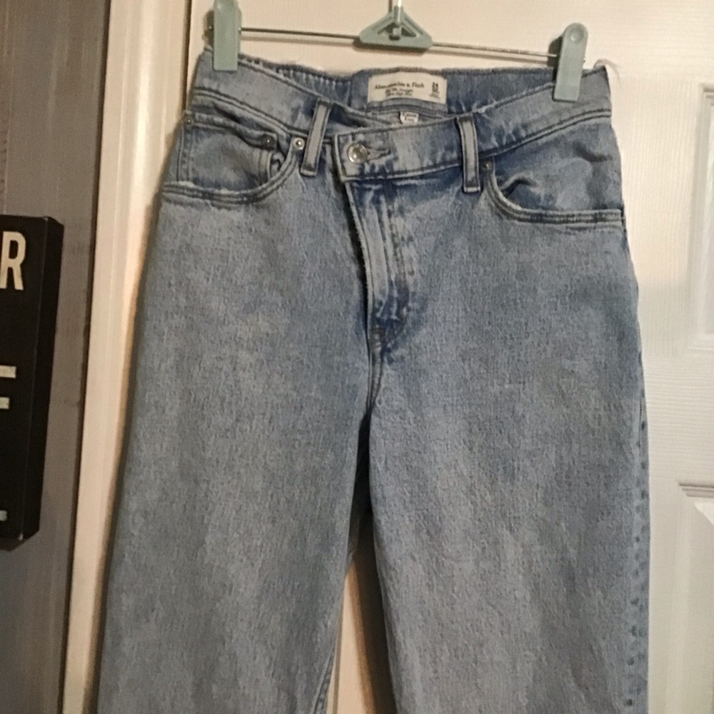 Abercrombie & Fitch 90’s Straight Ultra High Rise, Curve Love Jeans. Size 24